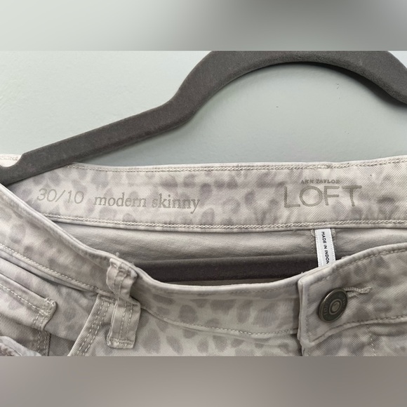 LOFT Frayed Mid Rise Kick Leopard Print Skinny Jean - Picture 2 of 4